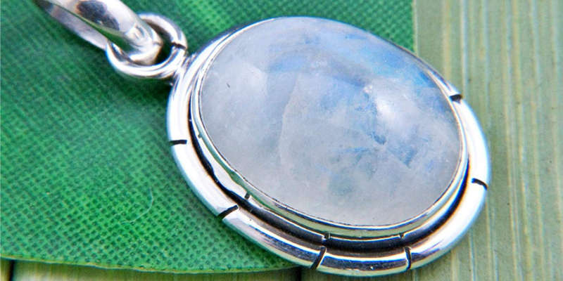 Reflejos irisiados del colgante de auténtica piedra de luna Mantraroma precio precios comprar barato baratos